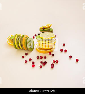 Frutta tagliata. Torre di frutta. Sullo sfondo di diverse fette di frutta Foto Stock