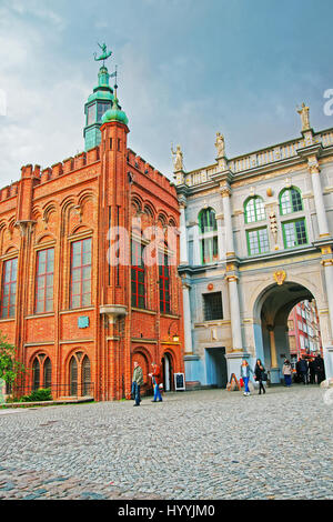 Gdansk, Polonia - 7 Maggio 2014: Golden Gate e St George Manor nel centro della città vecchia, Gdansk, Polonia. Persone su di lui lo sfondo Foto Stock