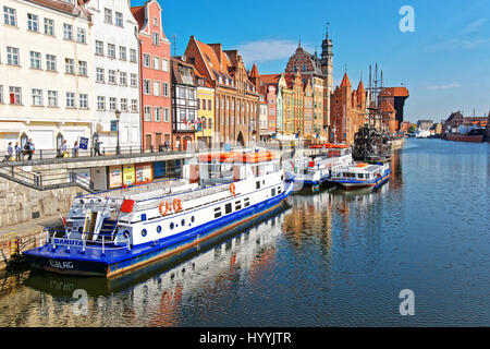 Gdansk, Polonia - 8 Maggio 2014: traghetto a Waterfront del fiume Motlawa di Danzica, Polonia. Persone sullo sfondo Foto Stock