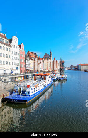 Gdansk, Polonia - 8 Maggio 2014: traghetti a riva del fiume Motlawa di Danzica, Polonia. Persone sullo sfondo Foto Stock