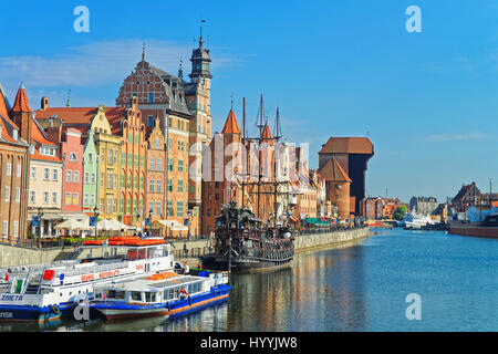 Gdansk, Polonia - 8 Maggio 2014: i traghetti e la vecchia Nave a riva del fiume Motlawa a Danzica, Polonia. Persone sullo sfondo Foto Stock