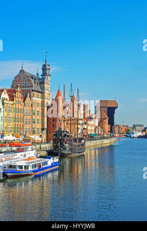 Gdansk, Polonia - 8 Maggio 2014: ferry boat e la vecchia Nave a riva del fiume Motlawa di Danzica, Polonia. Persone sullo sfondo Foto Stock