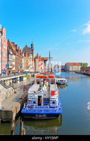 Gdansk, Polonia - 8 Maggio 2014: traghetto a riva del fiume Motlawa a Danzica, Polonia. Persone sullo sfondo Foto Stock