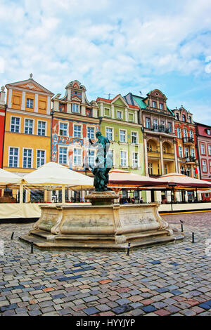 Poznan, Polonia - 7 Maggio 2014: Fontana di Nettuno a piazza del vecchio mercato, Poznan, Polonia. Persone sullo sfondo Foto Stock