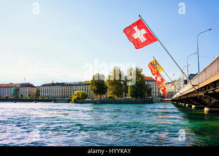 Il Lago di Ginevra con ponte Mont-Blanc e numerose bandiere, Ginevra, Svizzera. Persone sullo sfondo Foto Stock