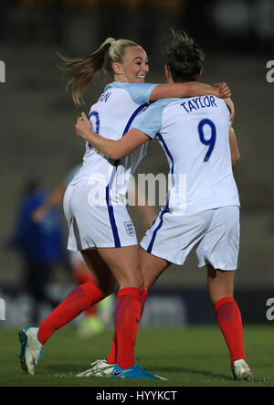 L'Inghilterra del Jodie Taylor (destra) punteggio celebra il suo lato del primo obiettivo del gioco con il compagno di squadra Toni Duggan durante la International amichevole a Vale Park, Stoke. Foto Stock