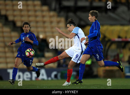 L'Inghilterra del Jodie Taylor punteggi il suo lato del primo obiettivo del gioco durante la International amichevole a Vale Park, Stoke. Foto Stock