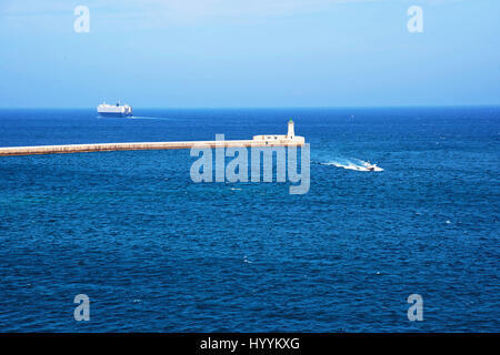 Nave al frangiflutti del St Elmo al Grand Harbour Valletta, Malta Foto Stock