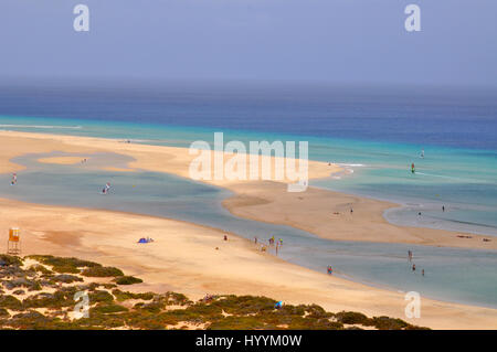 Sotavento spiaggia vista dall'alto su Fuerteventura isole Canarie in Spagna durante le vacanze estive Foto Stock