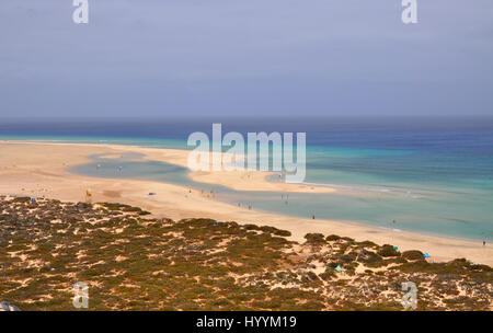 Sotavento spiaggia vista dall'alto su Fuerteventura isole Canarie in Spagna durante le vacanze estive Foto Stock