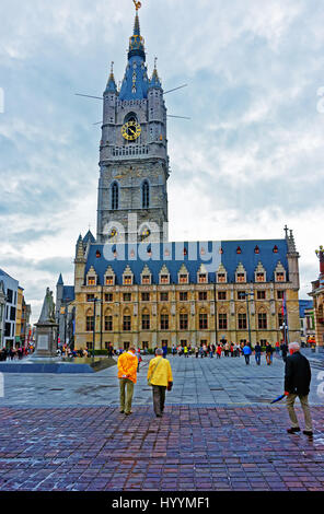 Ghent, Belgio - 10 Maggio 2012: Campanile di Gand nelle Fiandre Orientali, Belgio. Persone sullo sfondo Foto Stock