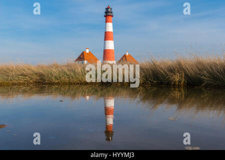 In Germania il più famoso faro Westerheversand nelle paludi salmastre del Mare del Nord. Westerhever, Frisia settentrionale, Schleswig-Holstein, Germania Foto Stock