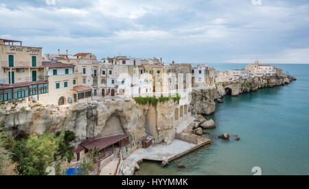 Vista panoramica di Vieste, il famoso 'Perla del Gargano' della provincia di Foggia, Puglia (Italia), novembre-03-2016 Foto Stock