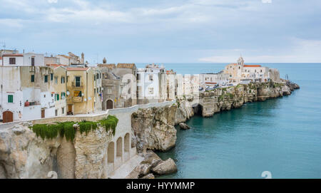 Vista panoramica di Vieste, il famoso 'Perla del Gargano' della provincia di Foggia, Puglia (Italia), novembre-03-2016 Foto Stock