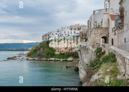 Vista panoramica di Vieste, il famoso 'Perla del Gargano' della provincia di Foggia, Puglia (Italia), novembre-03-2016 Foto Stock