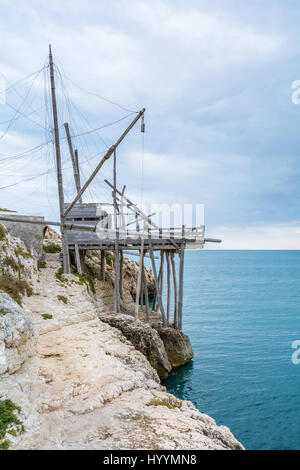 Vecchi pescatori il trabucco di Vieste, provincia di Foggia, Puglia (Italia) Foto Stock