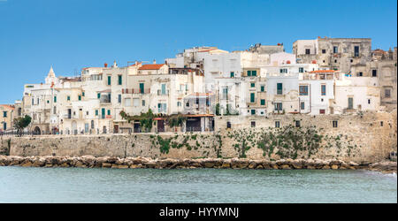 Vista panoramica di Vieste, il famoso 'Perla del Gargano' della provincia di Foggia, Puglia (Italia), novembre-03-2016 Foto Stock