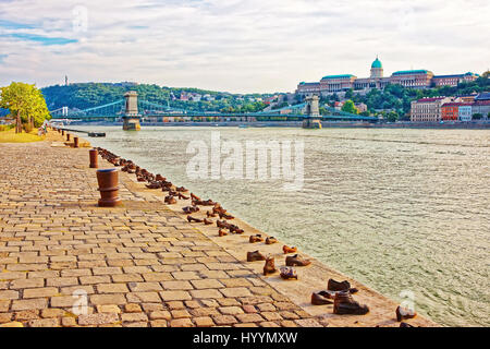 Il memoriale dell'olocausto, Castello di Buda e Ponte delle catene oltre il Fiume Danubio a Budapest, Ungheria Foto Stock