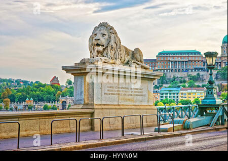 Scultura di Lion sul Ponte delle catene di Szechenyi a Budapest, Ungheria Foto Stock