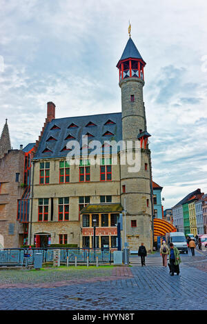 Ghent, Belgio - 10 Maggio 2012: i conciatori guild house Toreken sul mercato del venerdì a Gand nelle Fiandre Orientali, Belgio. Persone sullo sfondo Foto Stock