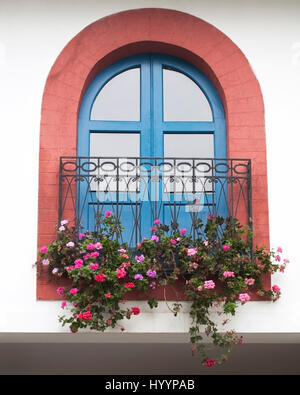 Fiori sul balcone a Hacienda Cusin, un edificio restaurato del XVII secolo estate nelle Ande, ora una locanda (1602 AD) Foto Stock