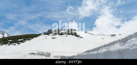 Montagna di neve in Giappone Alpi tateyama kurobe route alpino Foto Stock