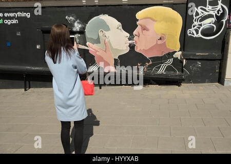 Rendere tutto il grande nuovamente, Putin, Trump murale a Keule-Ruke cafe, Vilnius Foto Stock