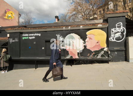 Rendere tutto il grande nuovamente, Putin, Trump murale a Keule-Ruke cafe, Vilnius Foto Stock