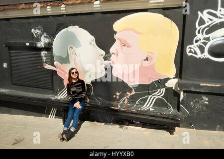 Rendere tutto il grande nuovamente, Putin, Trump murale a Keule-Ruke cafe, Vilnius Foto Stock