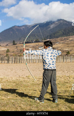 Tiro con l'arco, datse, preferito è un sport nazionale bhutanese. Foto Stock