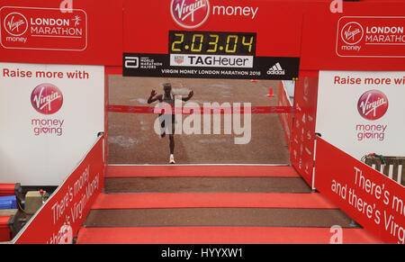 ​​​London, UK 24 aprile 2016. Eliud Kipchoge vince il denaro Virgin London Marathon in corrispondenza di un tempo di 2:03:05 rompere il record di maratona. Gli uomini di corso records​ era di 2:04:29 (2014), detenute da Wilson Kipsang​ and​ donna: 2:15:25 (2003) detenute da Paula Radcliffe.​ © David Mbiyu/Alamy Live News Foto Stock