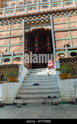 Monaco all'entrata di Dzong (Bhutan) Foto Stock