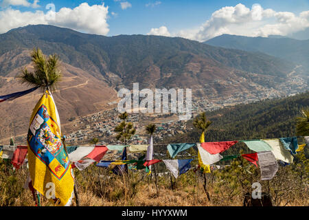 Thimpu, la città capitale del Bhutan con la preghiera flange in primo piano Foto Stock