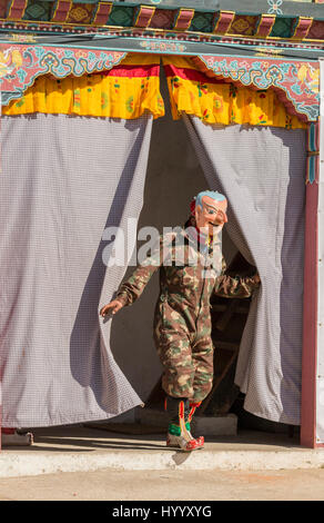 Masked Atsara presso il Tsechu annuale nella zona orientale del villaggio di Shongpu Foto Stock