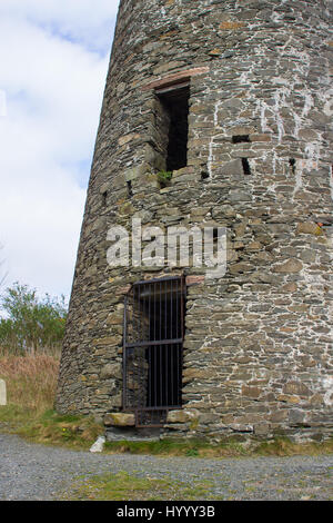 Le grigliate di ingresso al mulino a vento il moncone in un palazzo del XIX secolo le miniere di piombo in sito Conlig nella contea di Down in Irlanda del Nord. Il mulino di originale è stato utilizzato per g Foto Stock