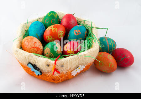 Uova di Pasqua decorative multicolore decorate con paillettes su