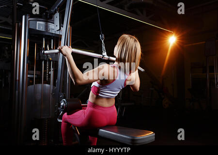 Giovane donna fitness facendo esercizi i principali gruppi muscolari in palestra. Forza di formazione Foto Stock