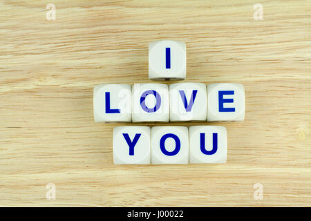 Ti amo alfabeto isolati sulla superficie di legno sfondo Foto Stock