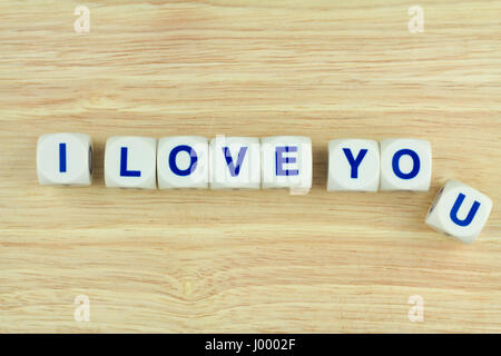 Ti amo alfabeto isolati sulla superficie di legno sfondo Foto Stock