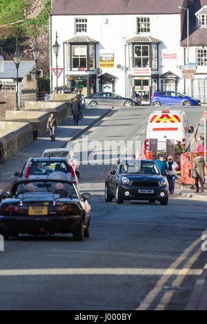 Auto negoziando strada temporanea e pavment funziona parzialmente bloccante Castle Street a Llangollen Galles del Nord nel marzo 2017 Foto Stock