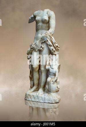 Ii sec. d.c. statua romana di Afrodite o Venere, modesto Aphrodite stile, Merida Museo Nazionale Romano, Spagna Foto Stock