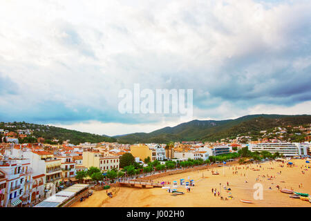 Tossa de Mar, Spagna - 4 Agosto 2010: Spiaggia e persone a Tossa de Mar in Costa Brava presso il Mar Mediterraneo in Spagna. Foto Stock