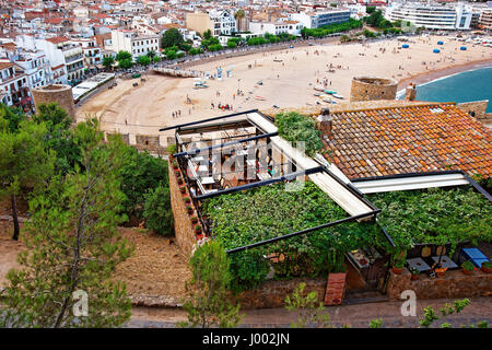 Tossa de Mar, Spagna - 4 Agosto 2010: spiaggia piena di gente a Tossa de Mar in Costa Brava presso il Mar Mediterraneo in Spagna. Foto Stock