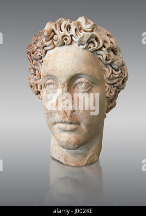 Roman Busto di imperatore romano commodo, circa 180 AD scavato dal mercato antico di Roma. Il Museo Nazionale Romano, Roma, Italia Foto Stock