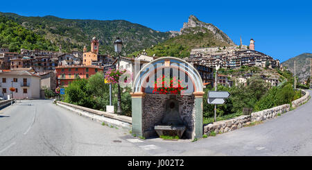 Vista della strada urbana, piccola città alpina di tenda e le montagne sullo sfondo in Francia (panorama). Foto Stock