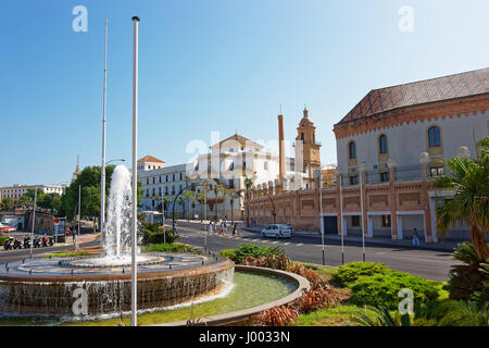 Cadiz, Spagna - 22 agosto 2011: il Palazzo dei Congressi e la chiesa di Santo Domingo a Cadice, Andalusia, Spagna. Persone sullo sfondo Foto Stock