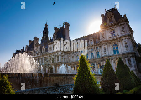 Paris City Hall (Hotel de Ville) e fontane, mattina d'estate. Francia Foto Stock