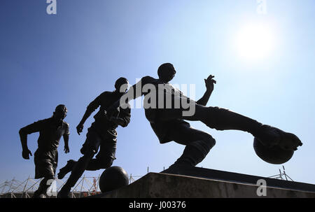 Una vista del Sir Stanley Matthews CBE statua fuori dallo stadio prima della Premier League a bet365 Stadium, Stoke. Foto Stock