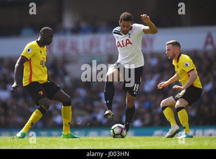 Tottenham Hotspur di Mousa Dembele assume la difesa di Watford durante il match di Premier League a White Hart Lane, Londra. Foto Stock