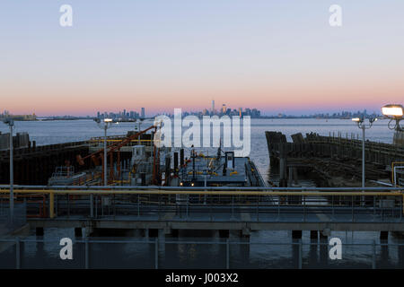 Staten Island NY-Febbraio 19, 2917: vista di Manhattan da Staten Island Ferry Terminal. Traghetto porta oltre 21 milioni di passeggeri ogni anno sulla 5.2 Foto Stock